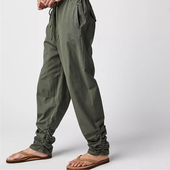FREE PEOPLE Parachute Jogger Pants in Hunter Army Green size XS Ruched Bottoms - Picture 3 of 9